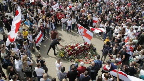 Tausende Menschen gedenken dem Verstorbenen mit Blumen.