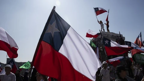 Menschen in Chile protestieren mit der chilenischen Flagge.