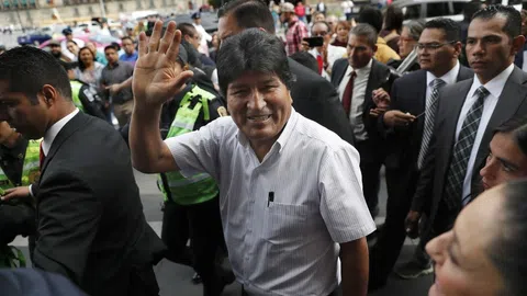 Evo Morales winkt der Menge zu