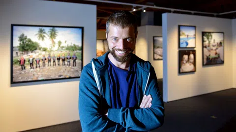 Mann vor Ausstellung