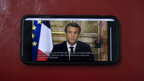 Frankreichs Präsident Emmanuel Macron auf dem Screen eines Handys