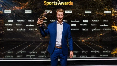 Marco Odermatt hält die Trophäe als «Sportler des Jahres» in die Luft