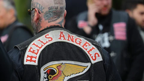 Ein tätowierter Mann trägt ein Hells-Angels-Gilet.