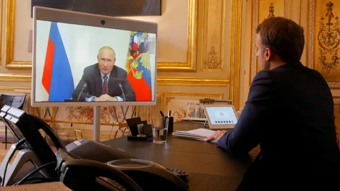 Zwei Männer chatten per Video-Konferenz. 