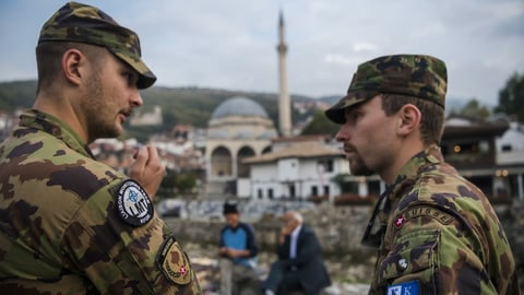 Zwei Soldaten im Gespräch