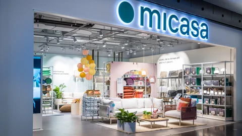 Micasa-Möbelgeschäft mit Sofas und Dekorationen.