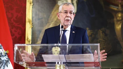 Van der Bellen spricht an einem Rednerpult.