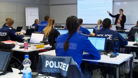 Angehende Polizisten sitzen im Unterricht.