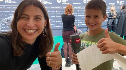 Moderatorin Anik Leonhardt und Kinderreporter Andris warten auf die Filmstars am ZFF.