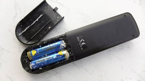 Fernbedienung mit ausgelaufenen AA-Batterien