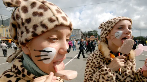 Kinder in Wladiwostok essen am Tag des Tigers Eiscreme.