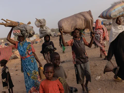 Flüchtlinge aus dem Sudan kommen im Nachbarland Tschad an.