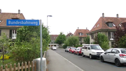 Strasse mit Schild «Bundesbahnweg»