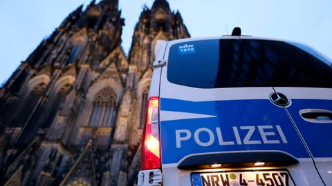 Polizeiwagen vor dem Kölner Dom