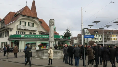 Brunnen mit Menschen darum