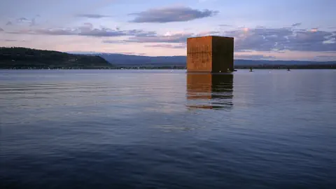 Monolith im See