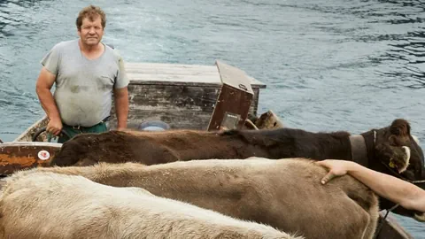 Sepp Häcki hinter dem Steuer seines Bootes.