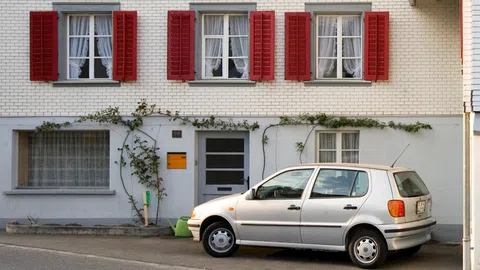 Ein Auto parkiert vor einem Haus.