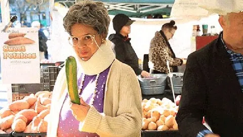 Frau am Markt mit Gurke