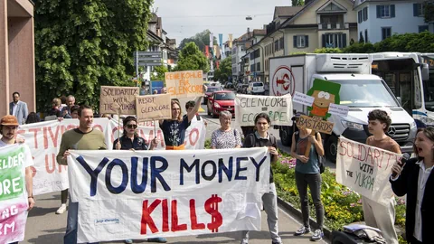 Demonstrierende halten Plakate vor dem Casino Zug.