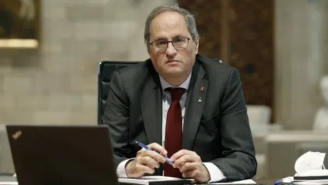 Quim Torra sitzt an seiem Pult