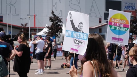 Demonstrierende vor dem Tagungsort der AfD in Riesa.