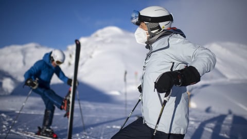 Skifahrer mit Maske