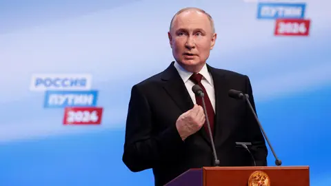 Wladimir Putin auf einer Bühne