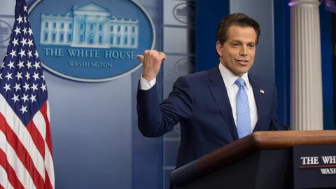 Anthony Scaramucci an einem Rednerpult.