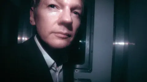 Düsteres Foto von Julian Assange