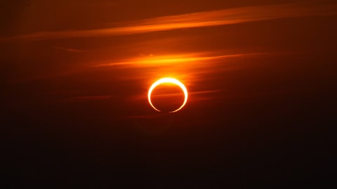 Auf dem Bild ist eine ringförmige Sonnenfinsternis zu sehen.