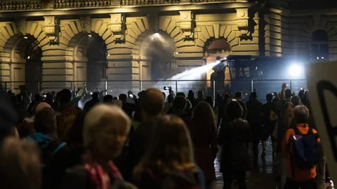 Polizei benutzt Wasserwerfer gegen Demonstrierende