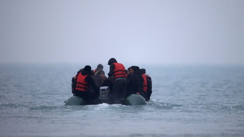 Migranten in einem Gummiboot.