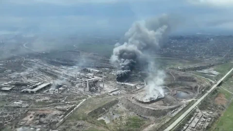 Luftaufnahme des Stahlwerksgeländes, das bombardiert wird.