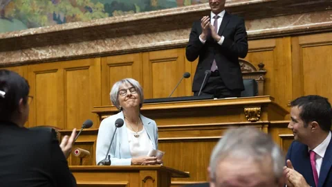 Elisabeth Baume-Schneider geniesst den Applaus nach der Annahme der Wahl.