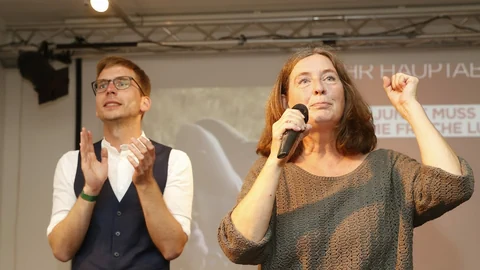 Elke Kahr (KPÖ /rechts) und Stadtrat Robert Krotzer (KPÖ) während der Wahlparty der KPÖ im Volkshaus anl. der Gemeinderatswahl am Sonntag, 26. September 2021, in Graz.