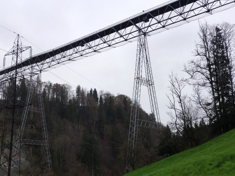 Grosse Fussgänger-Stahlbrücke