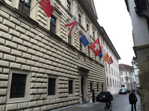 Haus mit Flaggen an der Fassade