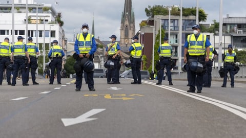 Die Basler Polizei blockiert im Juni 2020 eine unbewilligte Frauendemo