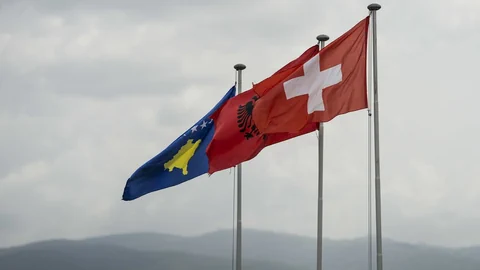 Flaggen des Kosovo, von Albanien und der Schweiz wehen im Wind.