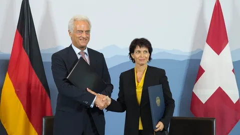 Der deutsche Verkehrsminister Peter Ramsauer und Bundesrätin Doris Leuthard geben sich die Hand.