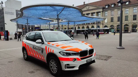 Patrouillenfahrzeug der Stadtpolizei Aarau vor dem Bushof in Aarau