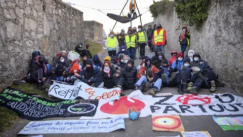 Menschen blockieren Strasse.