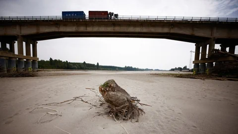 Ausgetrockneter Po mit Brücke.