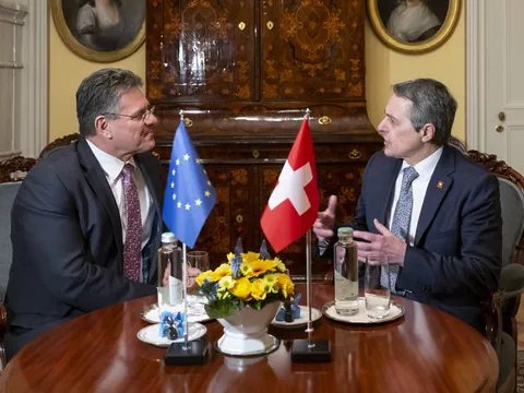 Aussenminister Cassis mit Sefcovic am Tisch im Gespräch