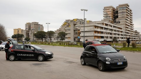 Polizeikontrolle vor Wohnblöcken in Scampia.