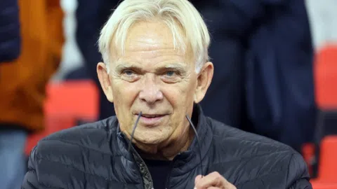 Volker Finke im Herbst 2021 im Stadion bei einem Pokalspiel