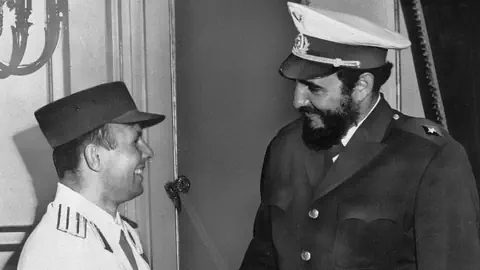 Castro und Gagarin tauschen ihre Hüte.