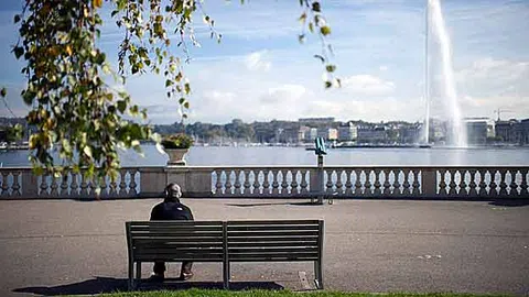 Ein Blick auf die Sihl, welche die Zürcher Innenstadt überschwemmt. 