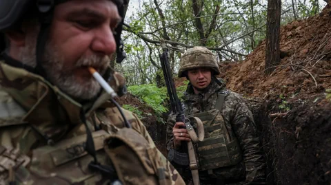 Zwei ukrainische Soldaten in einem Schützengraben.